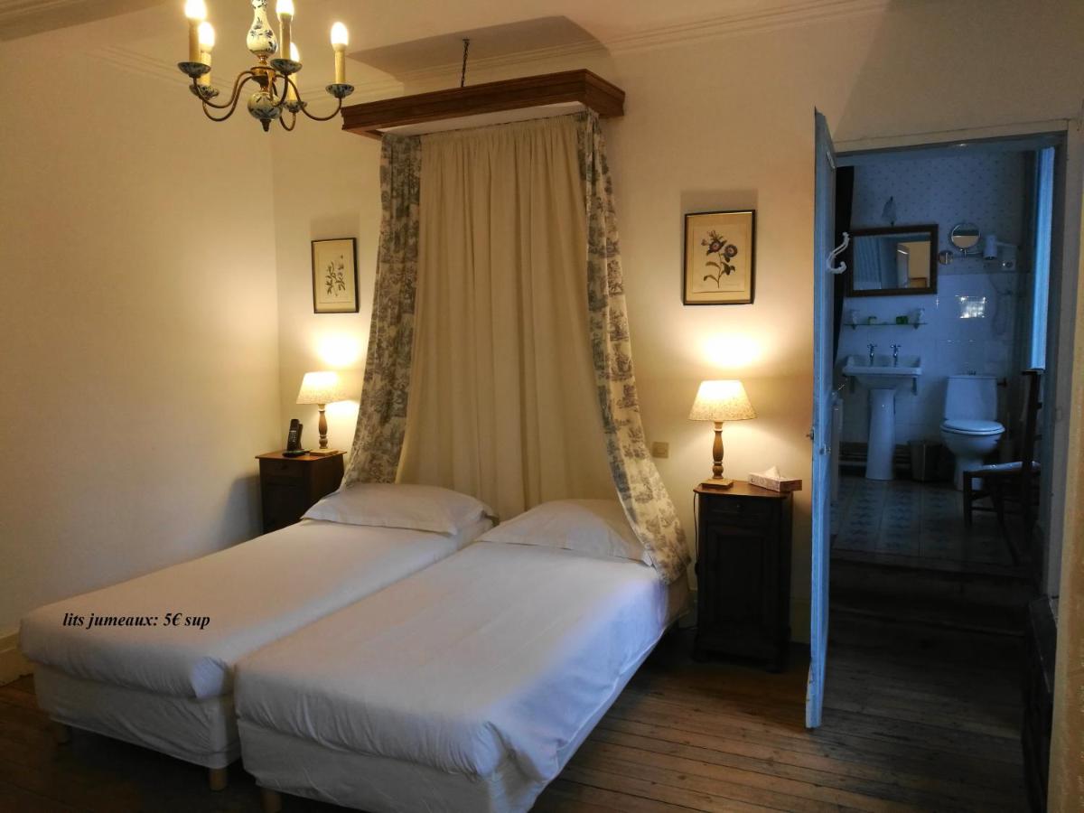 Un ou plusieurs lits dans un hébergement de l'établissement Hotel Logis - Chateau de Beauregard