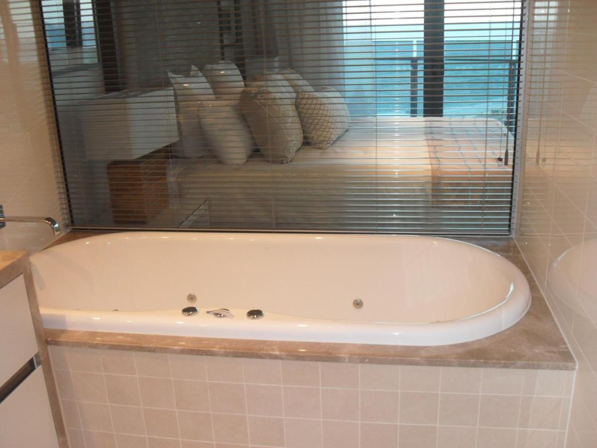 Soul Surfers Paradise 3 Bedroom Beach Apartment - Housity