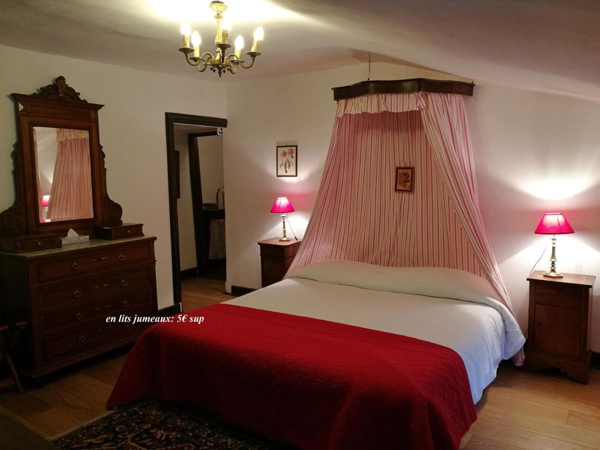 Un ou plusieurs lits dans un hébergement de l'établissement Hotel Logis - Chateau de Beauregard