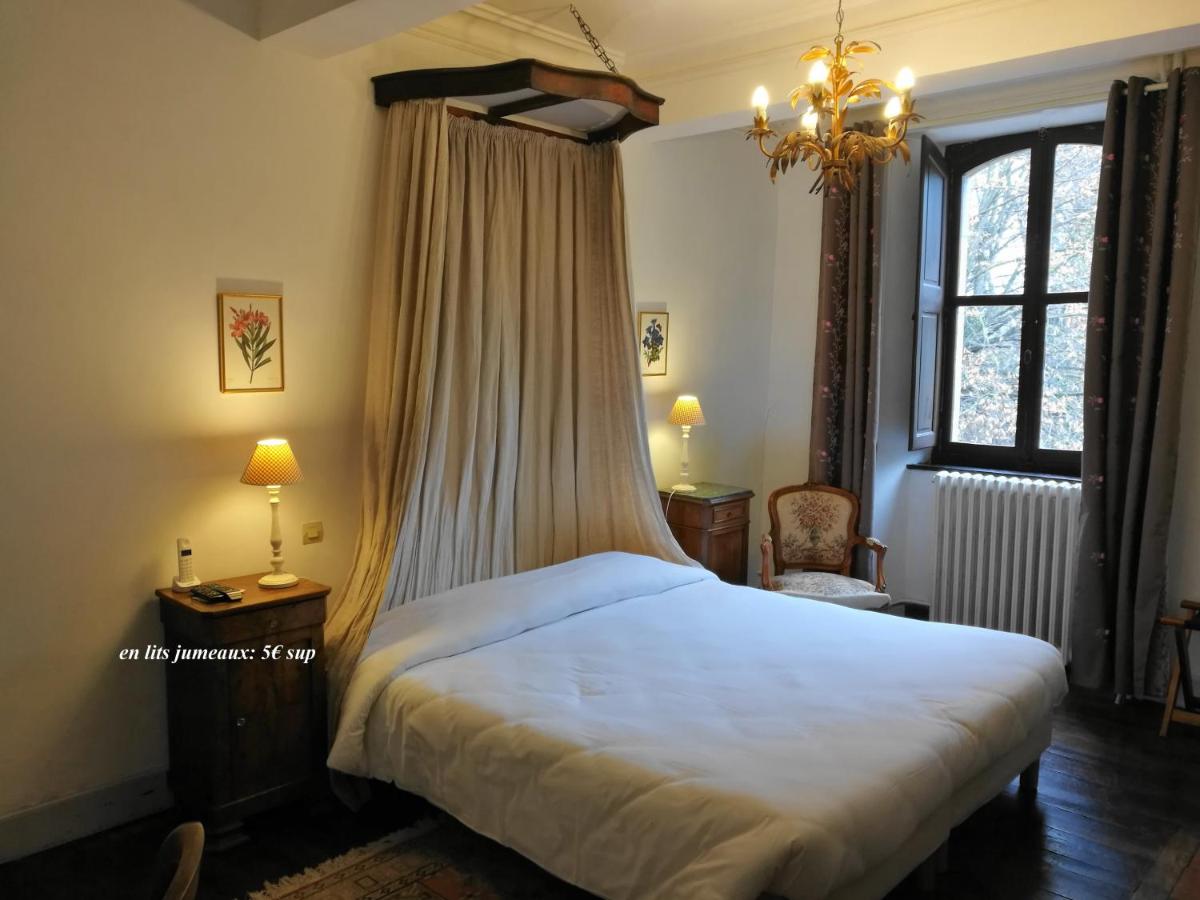 Un ou plusieurs lits dans un hébergement de l'établissement Hotel Logis - Chateau de Beauregard