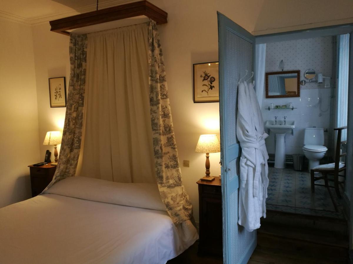 Un ou plusieurs lits dans un hébergement de l'établissement Hotel Logis - Chateau de Beauregard