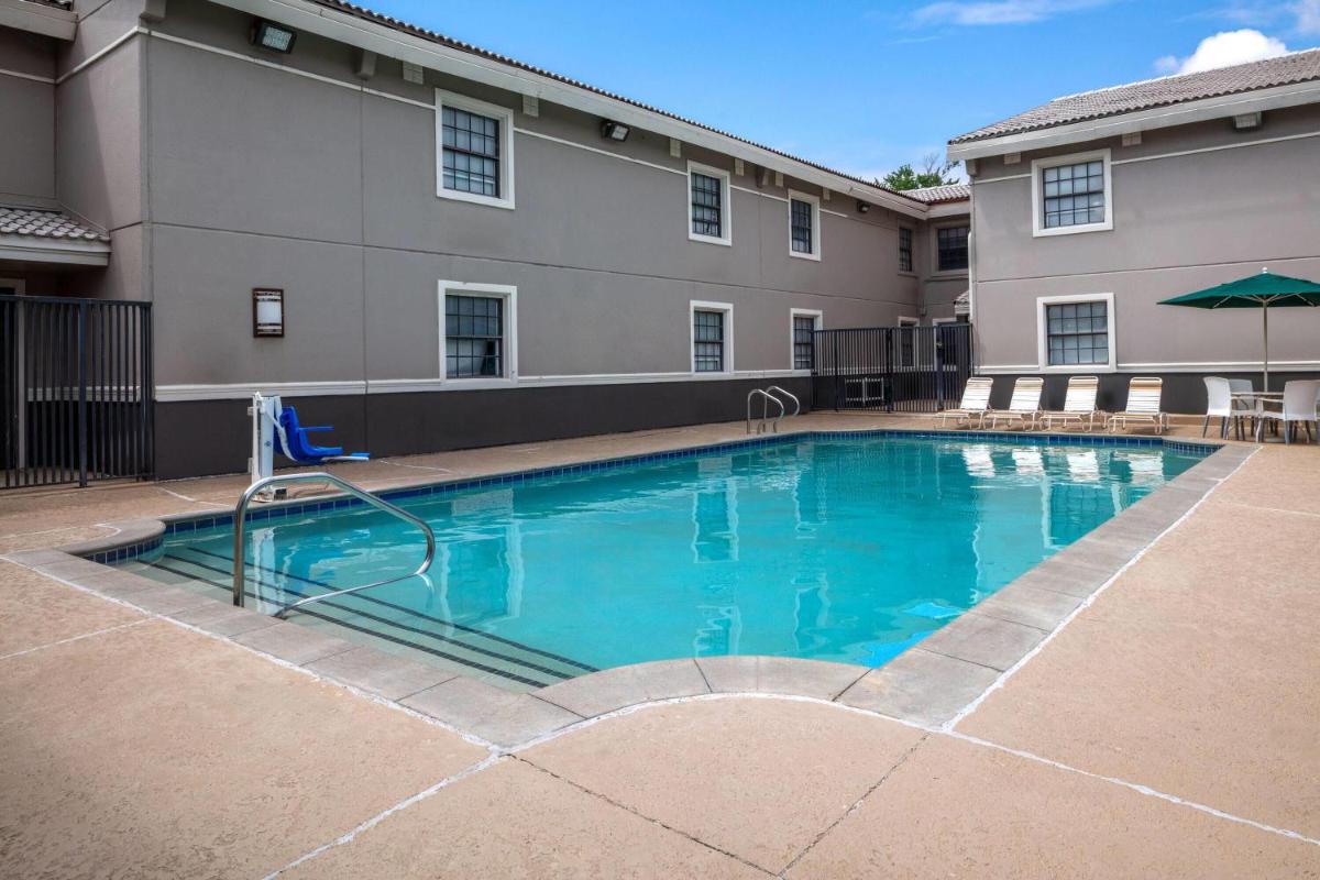 La Quinta Inn by Wyndham Omaha West - Housity