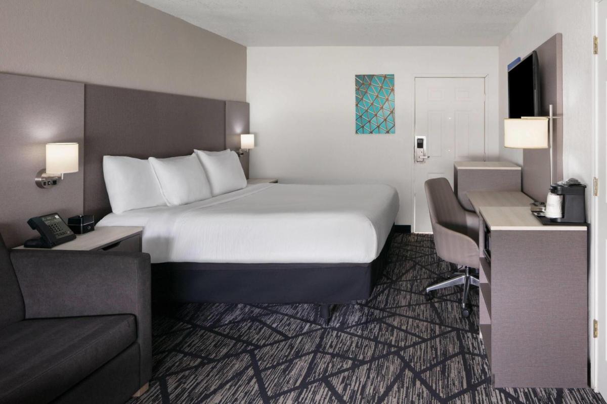 La Quinta Inn by Wyndham Omaha West - Housity