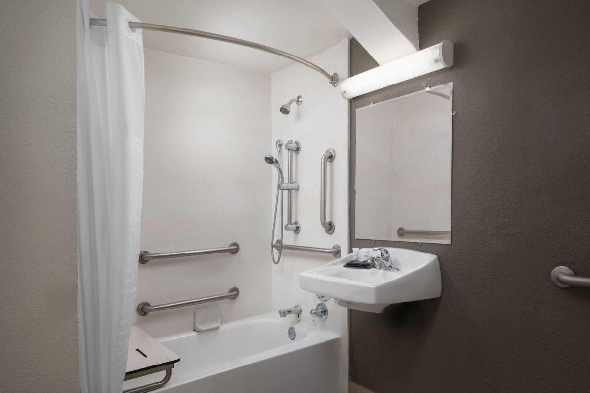 La Quinta Inn by Wyndham Omaha West - Housity