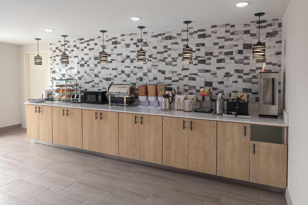 La Quinta Inn by Wyndham Omaha West - Housity