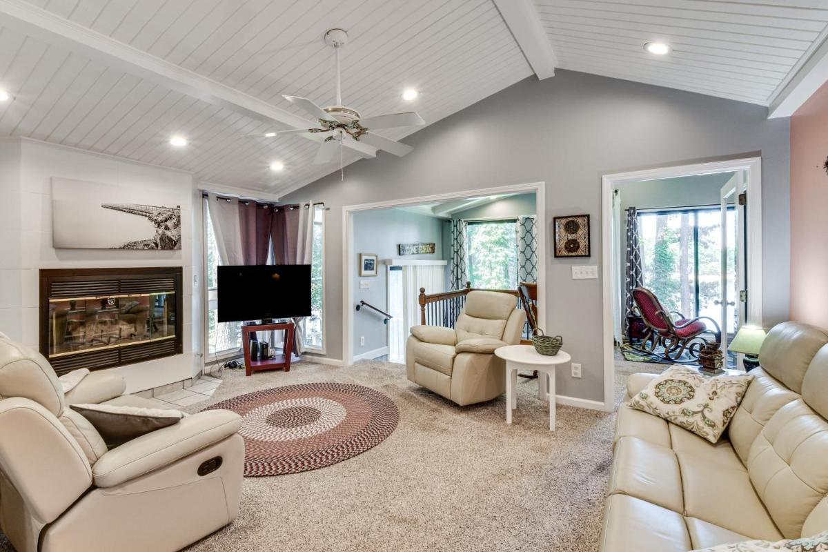Waterfront Lake Hartwell Vacation Rental w/ Dock! - Housity
