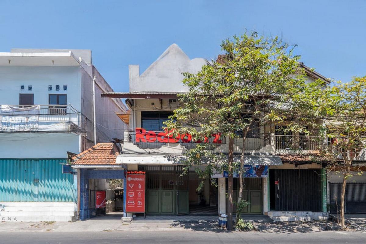 RedDoorz near Surabaya Town Square - Housity
