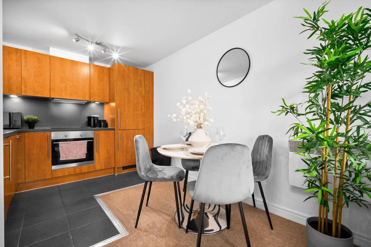Stylish Apartment - City Centre - Parking & Balcony - Netflix 351CP - Housity