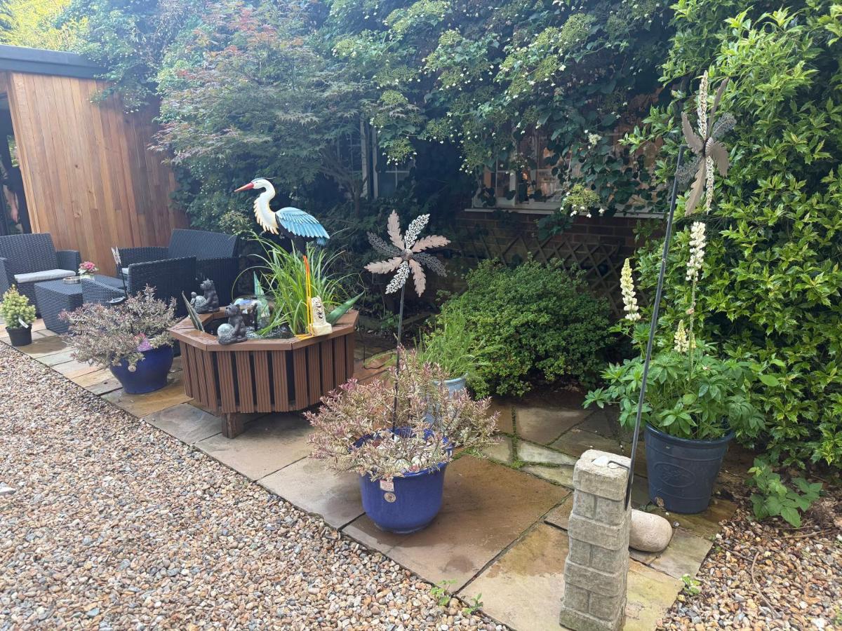 Da Vinci Guest House Gatwick Guest Parking, A Real Gem - Housity