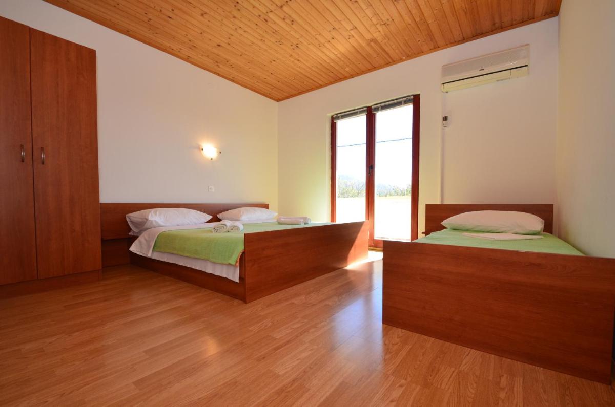 Apartments CICO Starigrad Paklenica - Housity