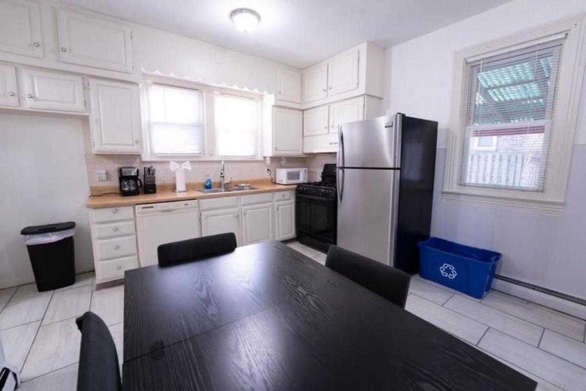 Cozy 1BR Apt with Workspace Near Train Station & Downtown - Housity