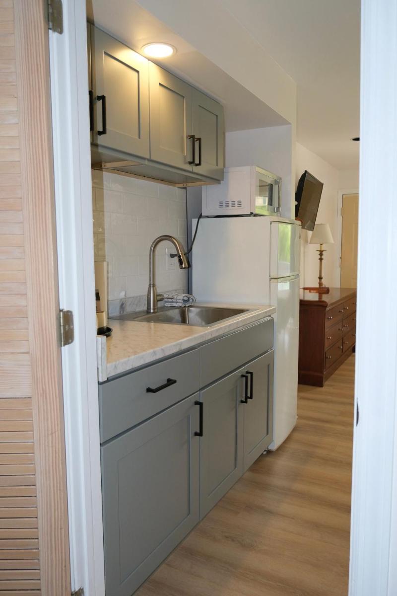 Cape Harbor Motor Inn - Housity