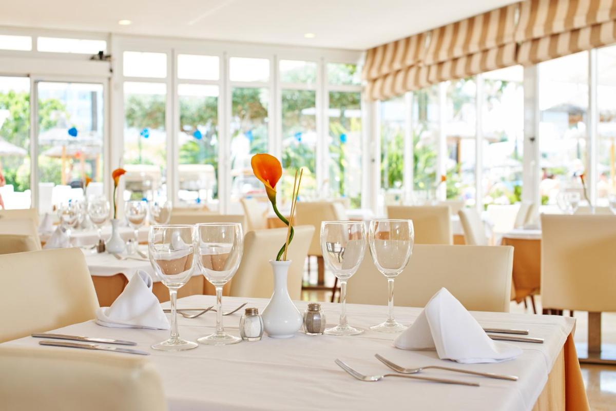 Un restaurante o sitio para comer en Grupotel Port D´Alcudia