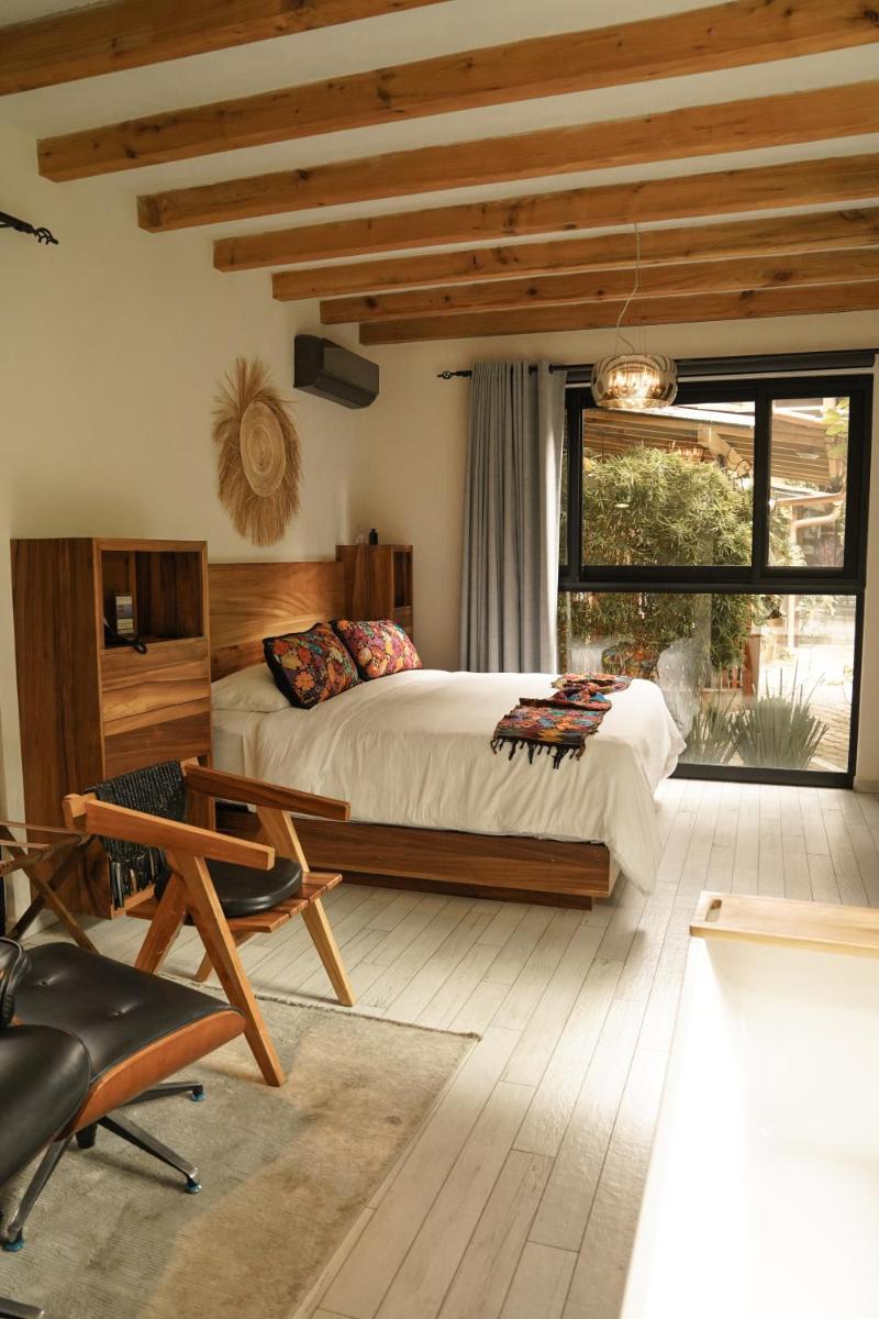 Hotel Boutique La Casa Del Lago - Housity