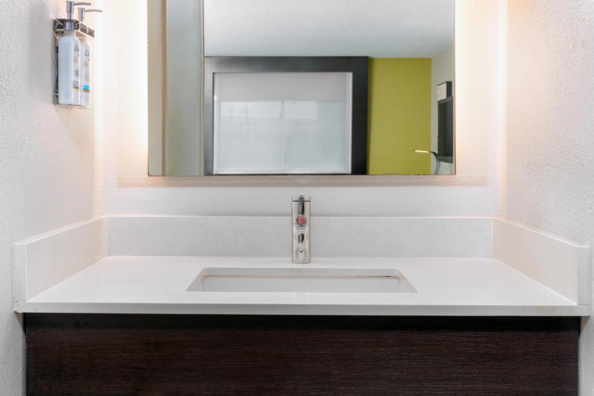 Holiday Inn Express Miami Airport Doral Area by IHG - Housity