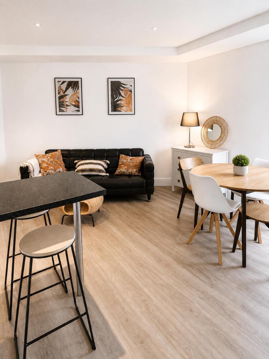 Stunning City Centre Penthouse with Private Balcony - Grand Central House - Housity
