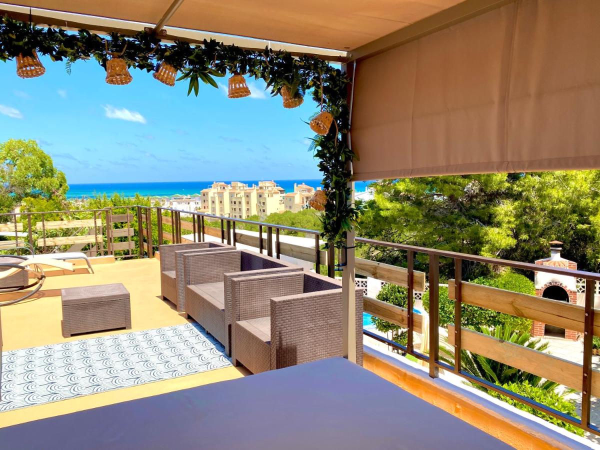 Entire Villa by the sea with private garden and mini pool - Housity