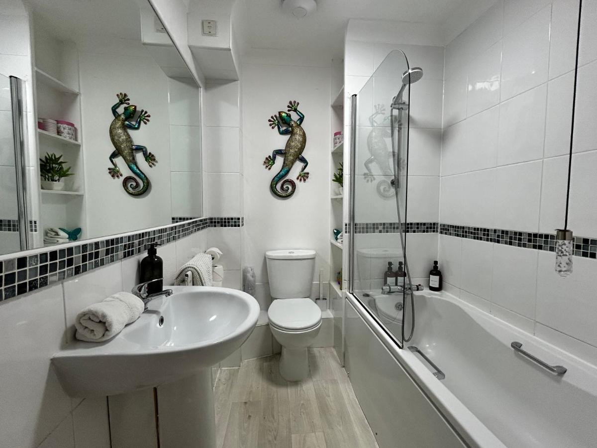 2 Bed Apartment Sleeps 6 Free Van Parking Walk To Weatherspoons - Hizvo