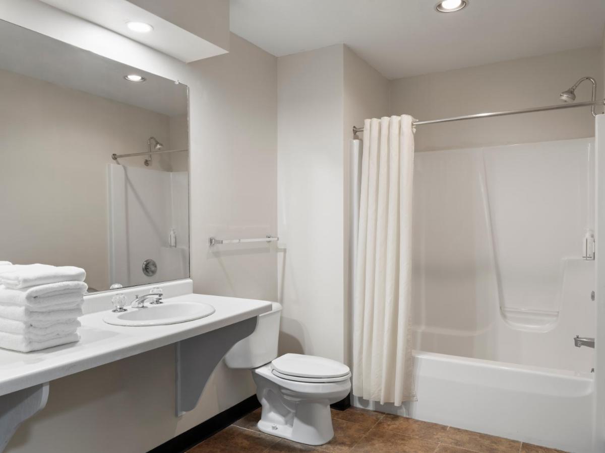 Avalon Hotel & Conference Center - Housity