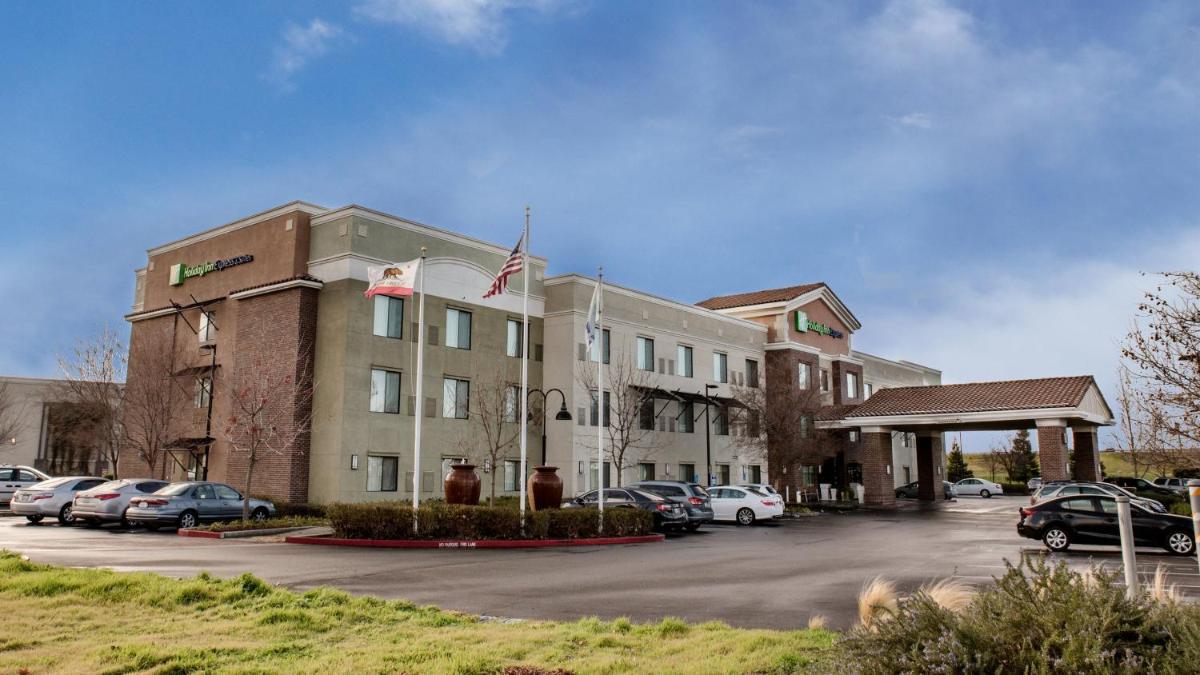 Holiday Inn Express Hotel & Suites Lincoln-Roseville Area by IHG - Housity