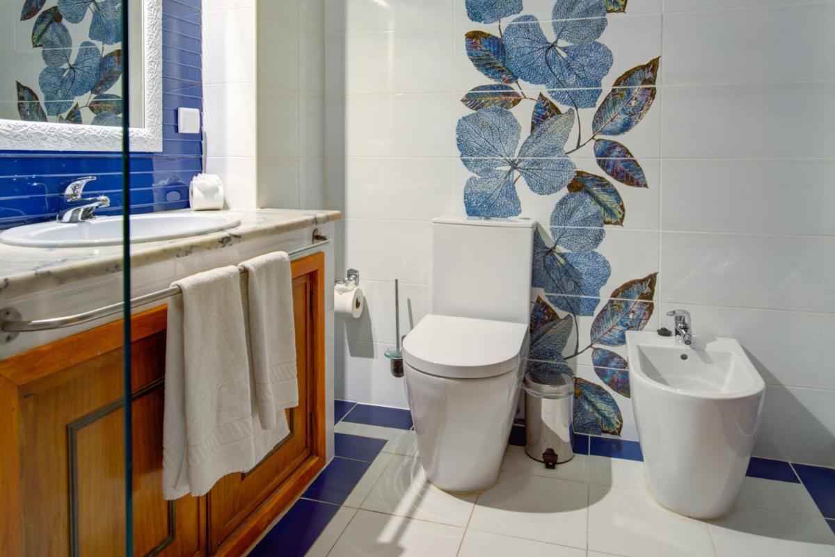 Uma casa de banho em Choromar Apartments