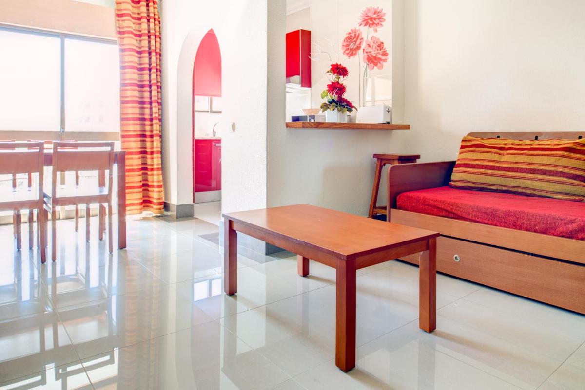 Uma área de estar em Choromar Apartments