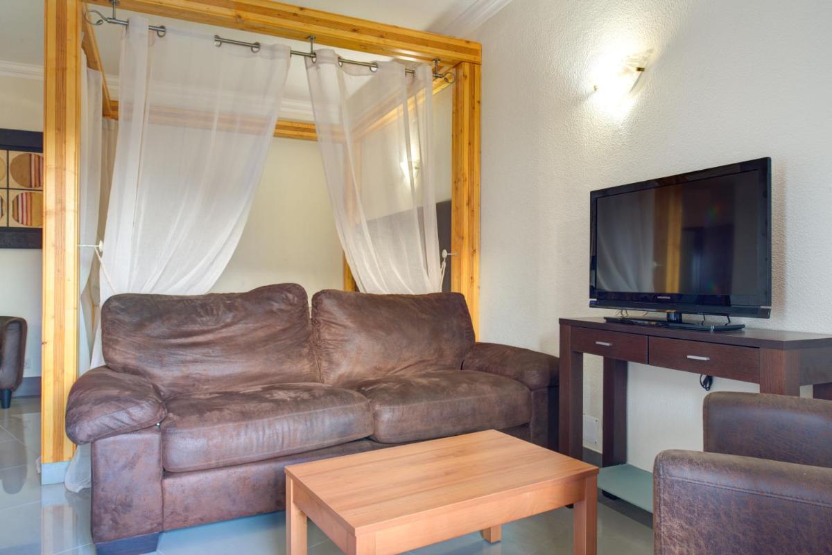 Uma televisão e/ou sistema de entretenimento em Choromar Apartments