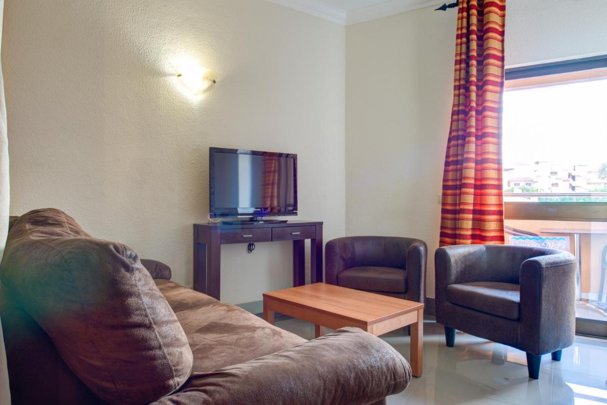Uma televisão e/ou sistema de entretenimento em Choromar Apartments