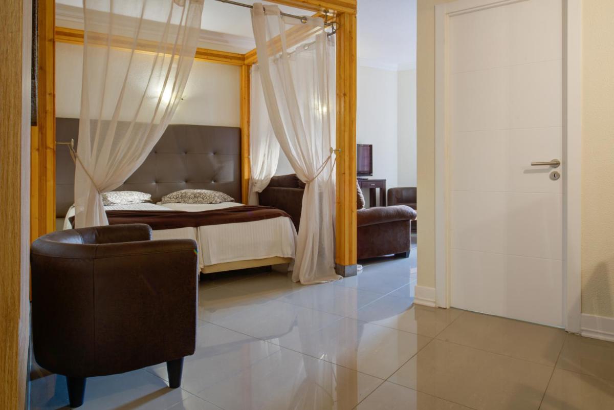 Uma área de estar em Choromar Apartments