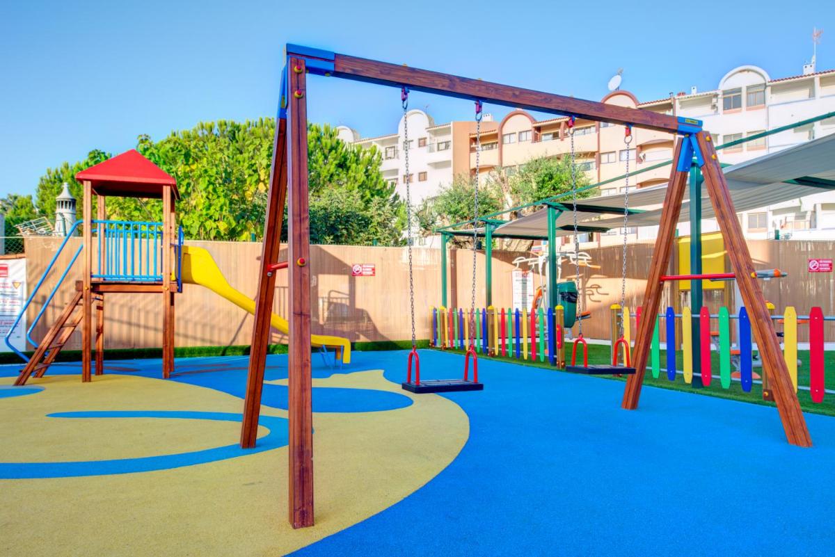 A área de jogos para crianças em Choromar Apartments