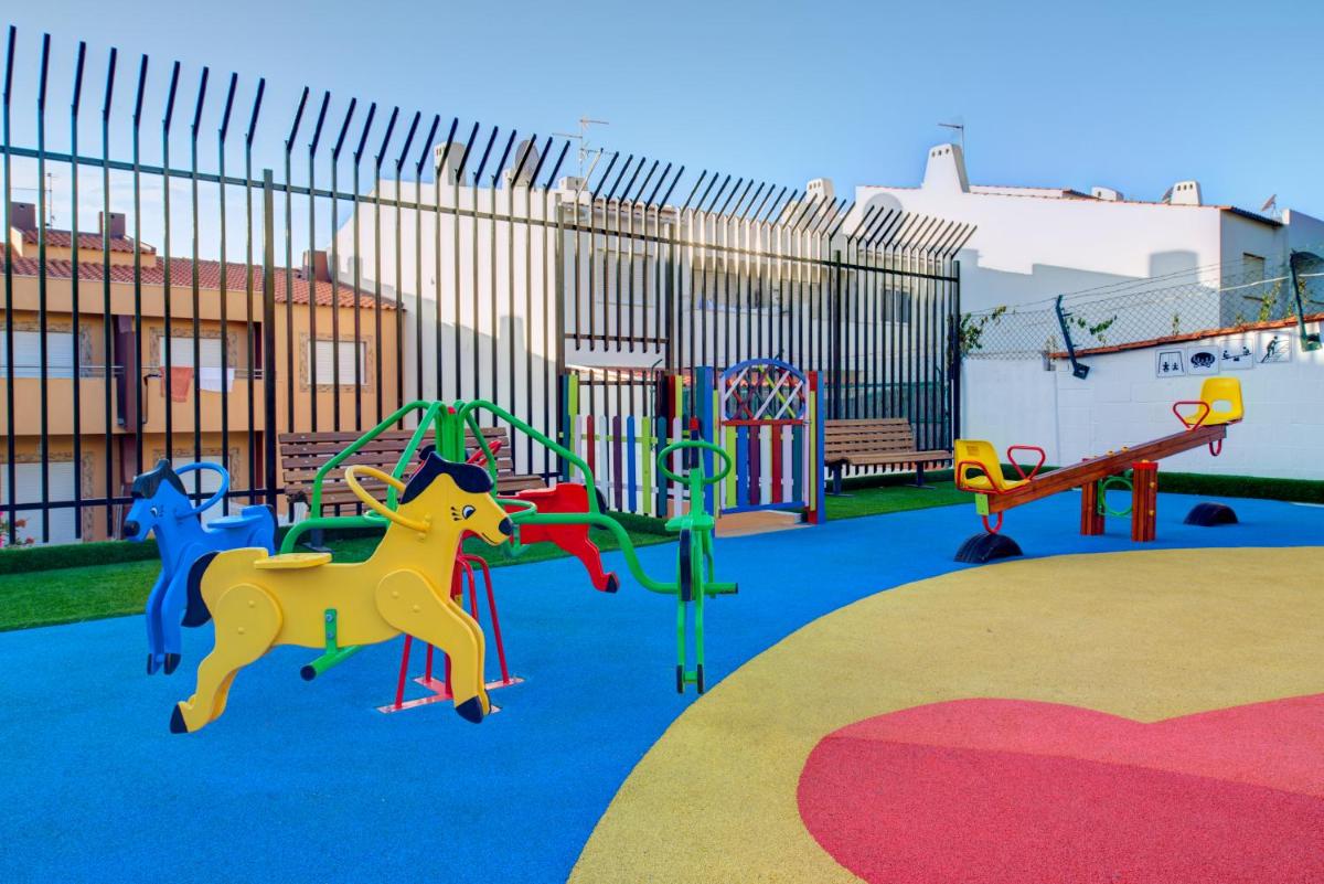 A área de jogos para crianças em Choromar Apartments
