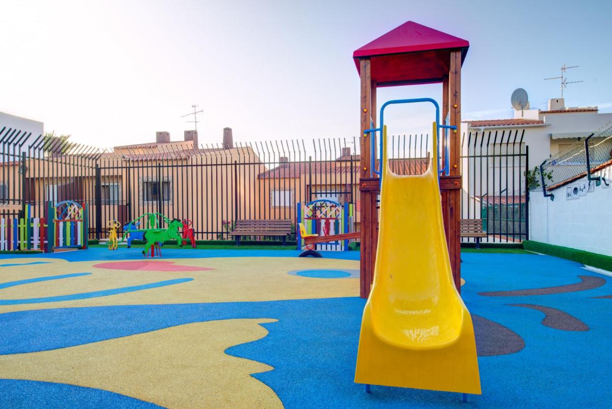 A área de jogos para crianças em Choromar Apartments
