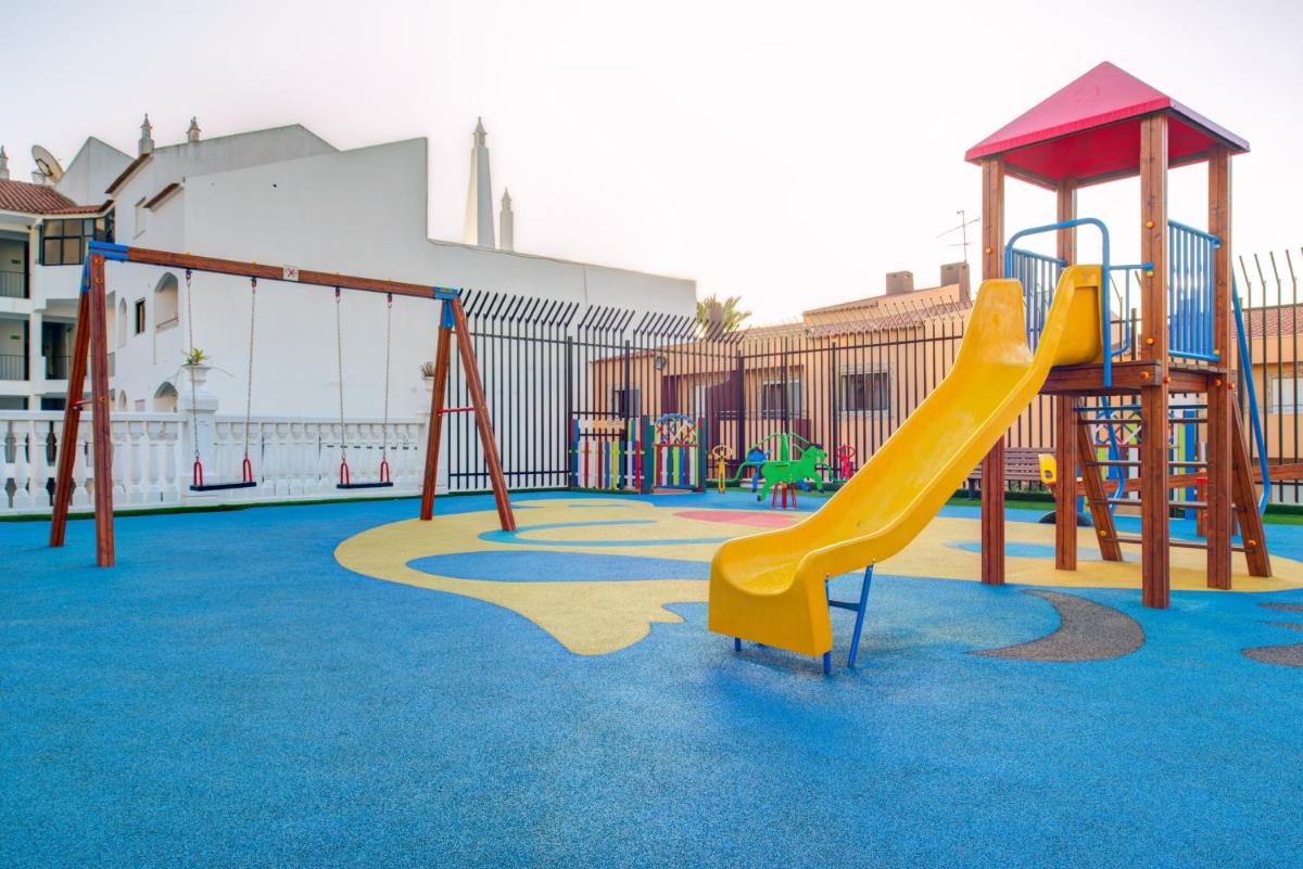 A área de jogos para crianças em Choromar Apartments