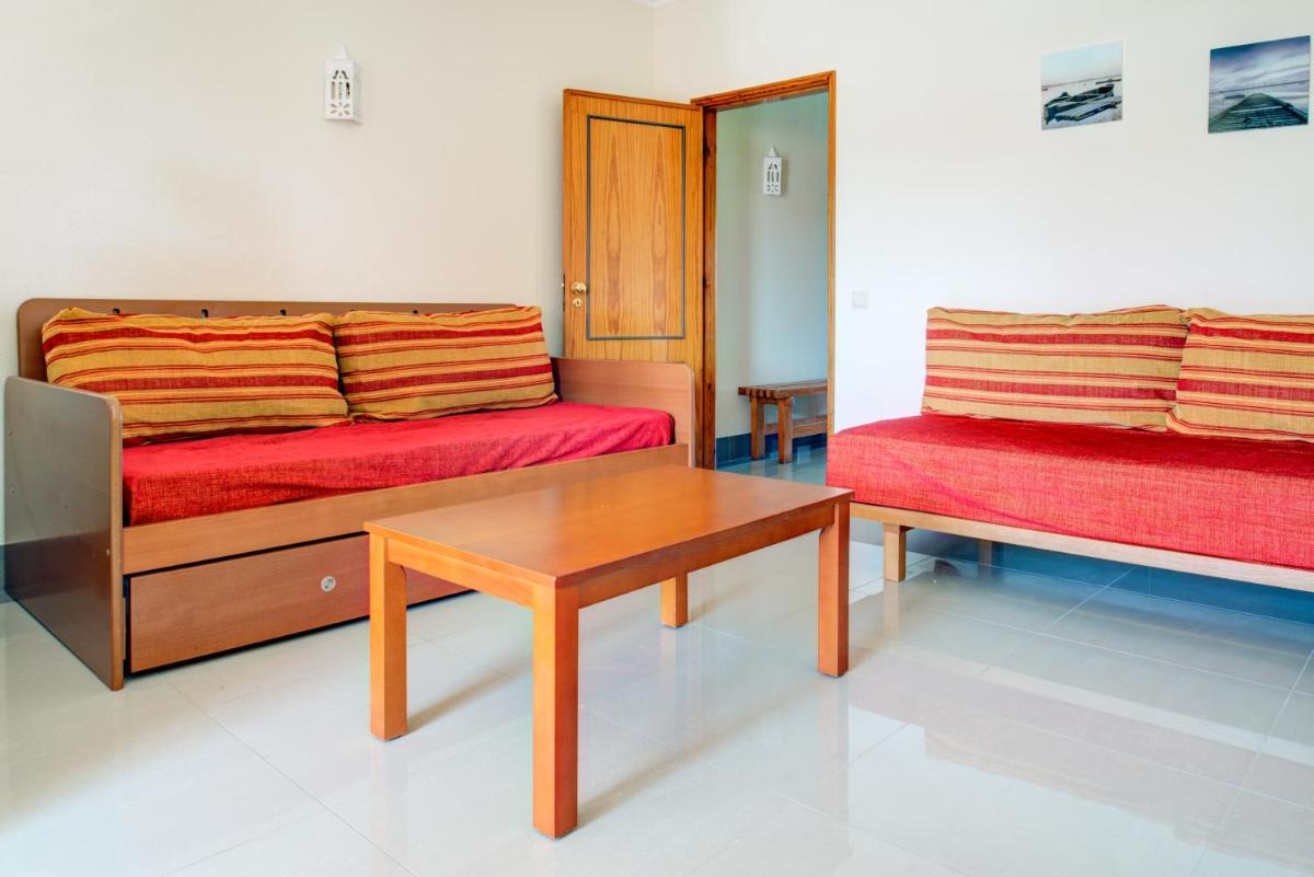Uma área de estar em Choromar Apartments