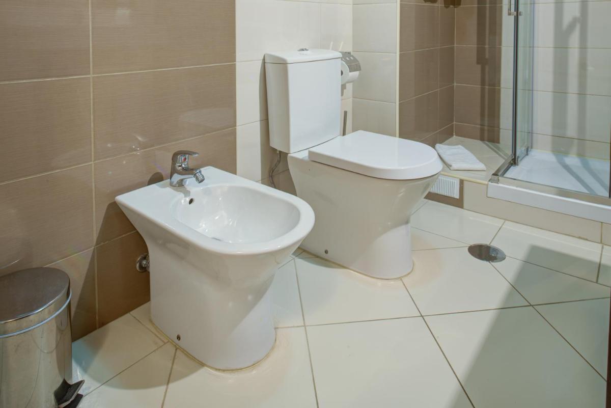 Uma casa de banho em Choromar Apartments