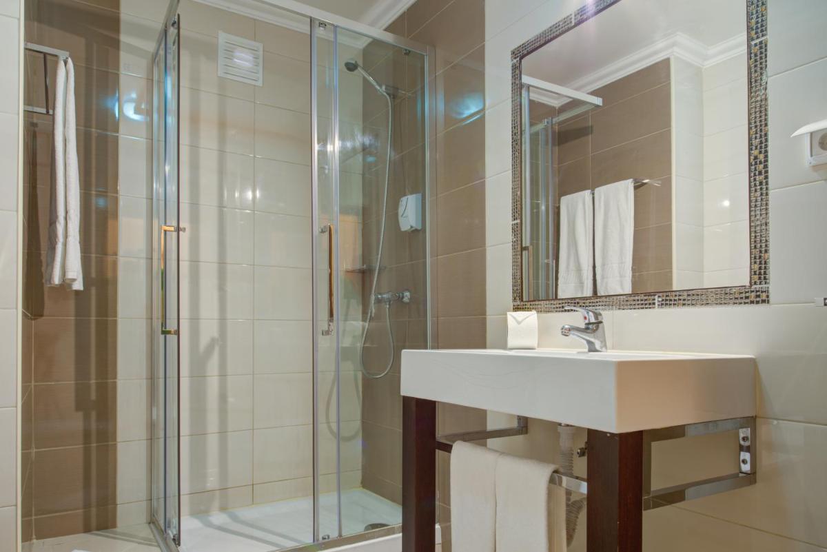 um banheiro com pia e chuveiro em Choromar Apartments em Albufeira
