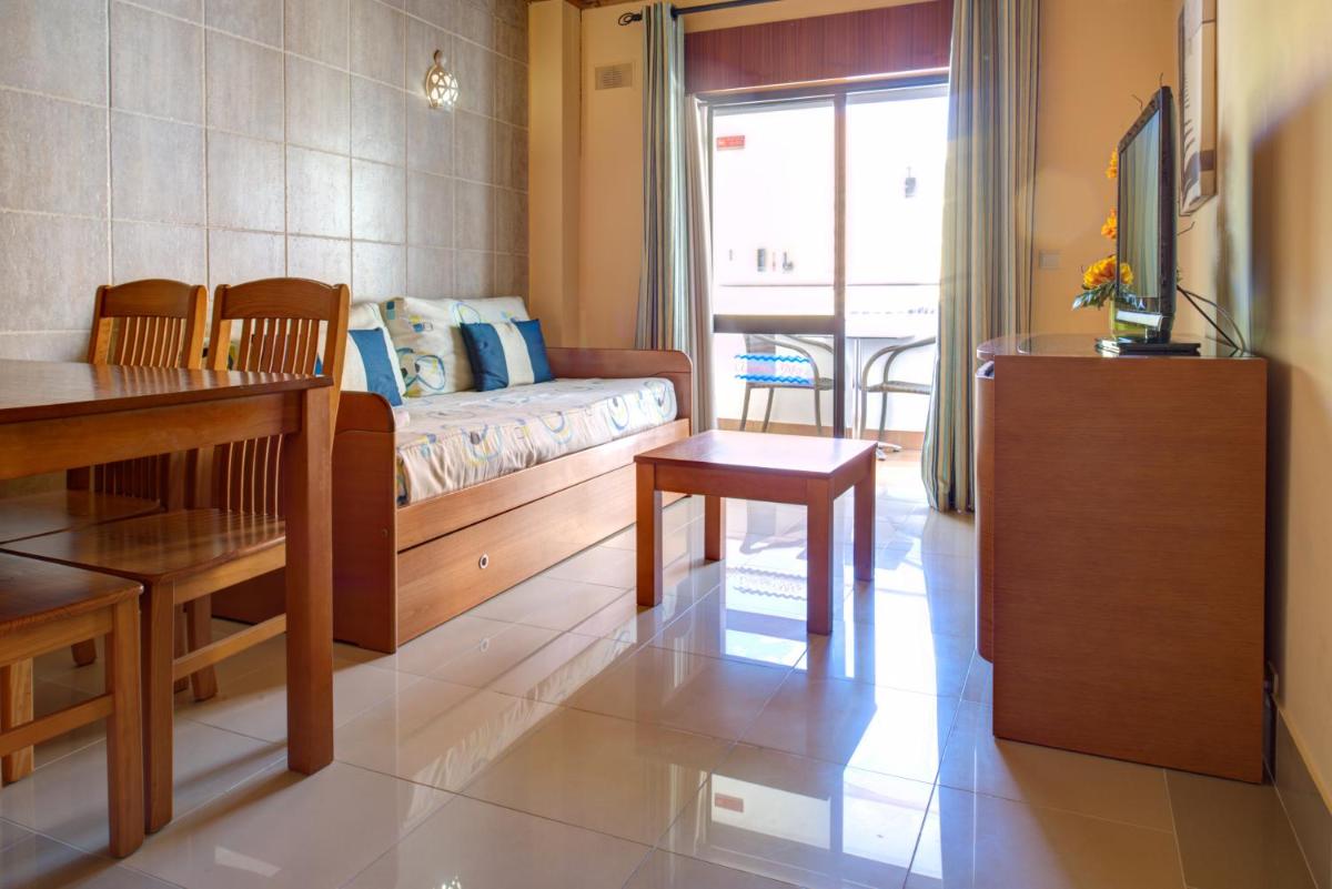 Uma cama ou camas num quarto em Choromar Apartments