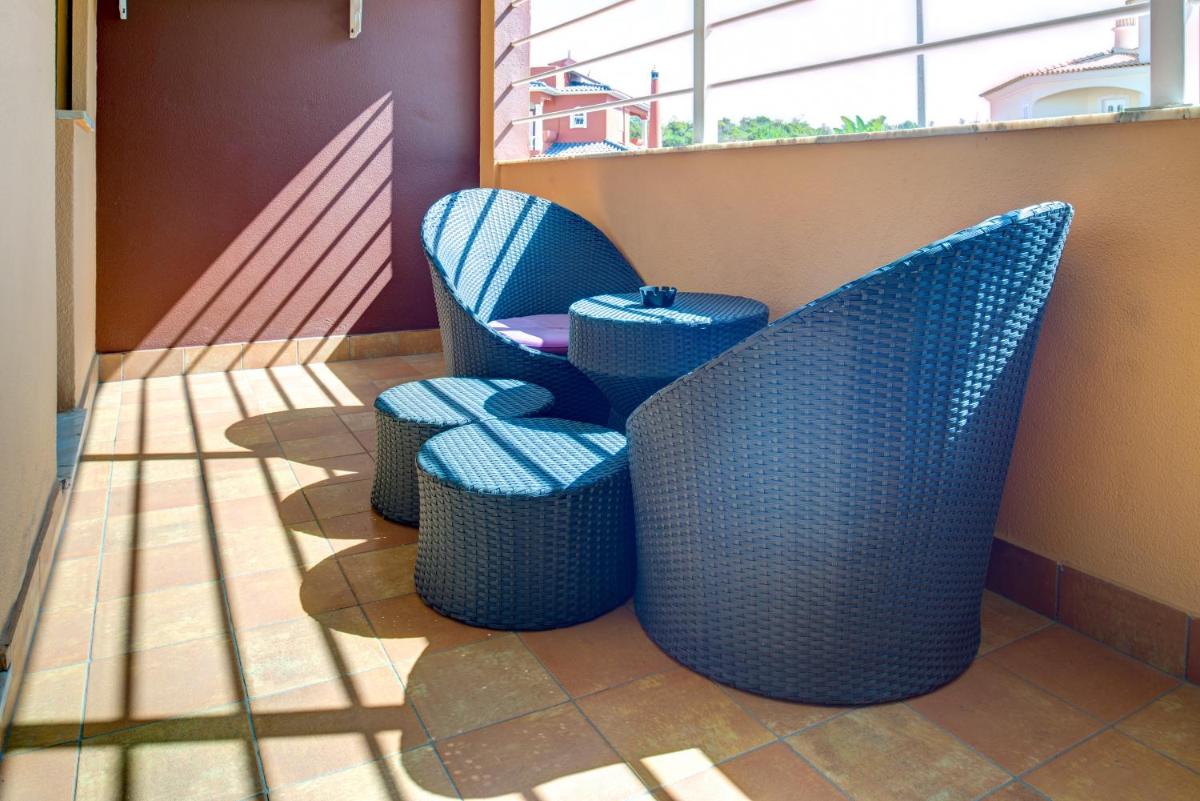 Uma área de estar em Choromar Apartments