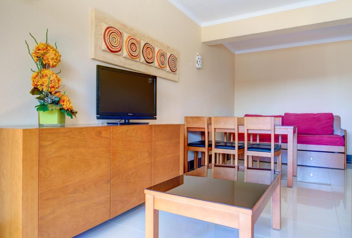 Uma televisão e/ou sistema de entretenimento em Choromar Apartments