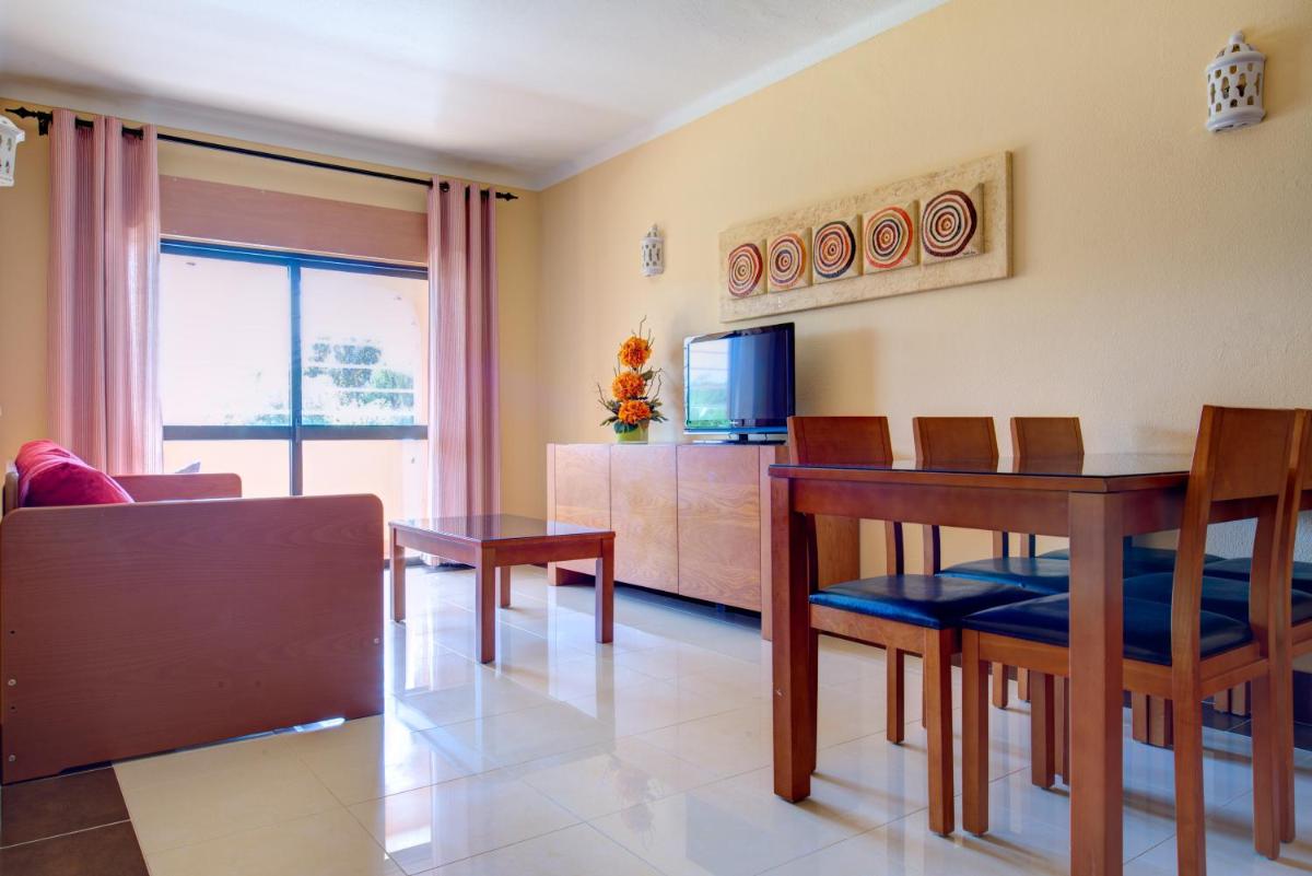 Uma televisão e/ou sistema de entretenimento em Choromar Apartments