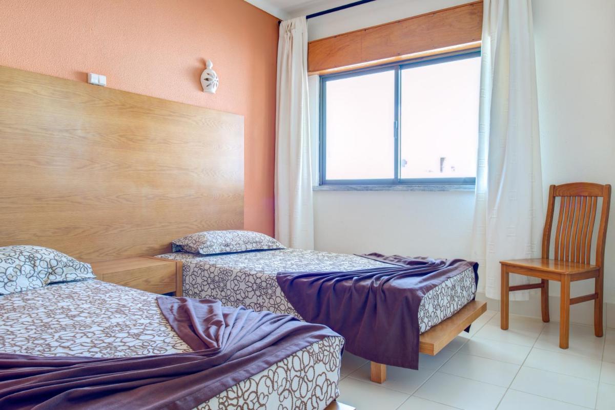 Uma cama ou camas num quarto em Choromar Apartments