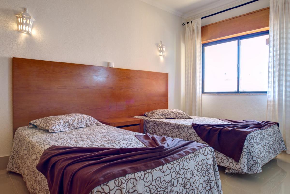 Uma cama ou camas num quarto em Choromar Apartments