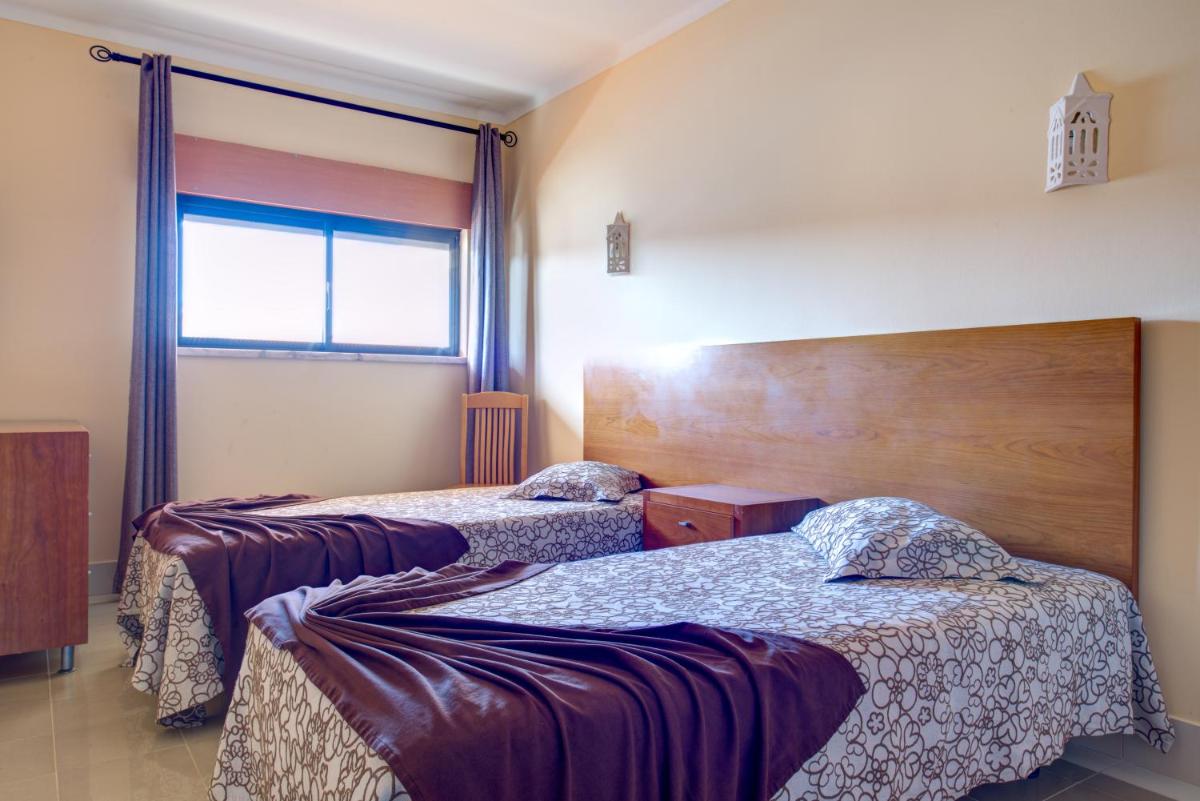 Uma cama ou camas num quarto em Choromar Apartments