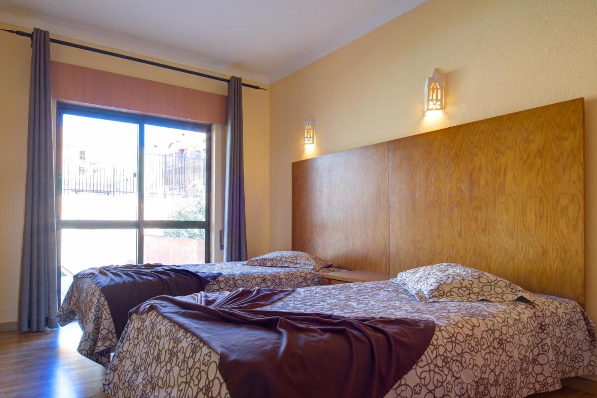 Uma cama ou camas num quarto em Choromar Apartments