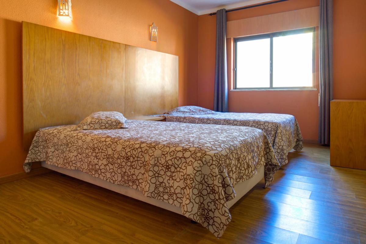 Uma cama ou camas num quarto em Choromar Apartments