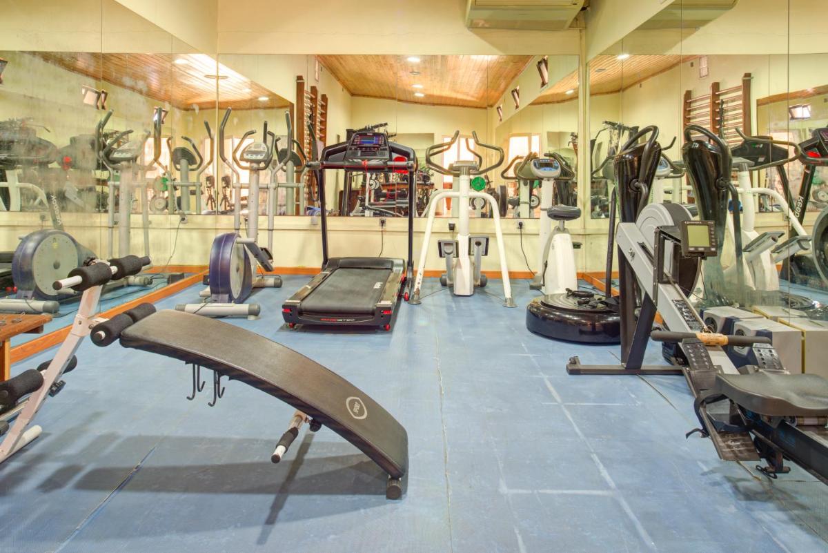 O centro de fitness e/ou as comodidades de fitness de Choromar Apartments
