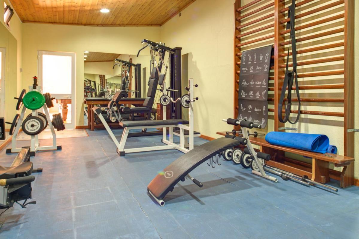 O centro de fitness e/ou as comodidades de fitness de Choromar Apartments
