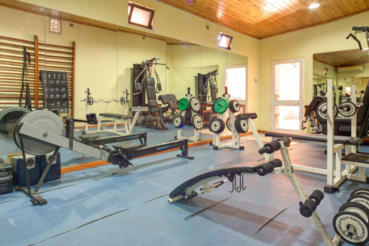 O centro de fitness e/ou as comodidades de fitness de Choromar Apartments