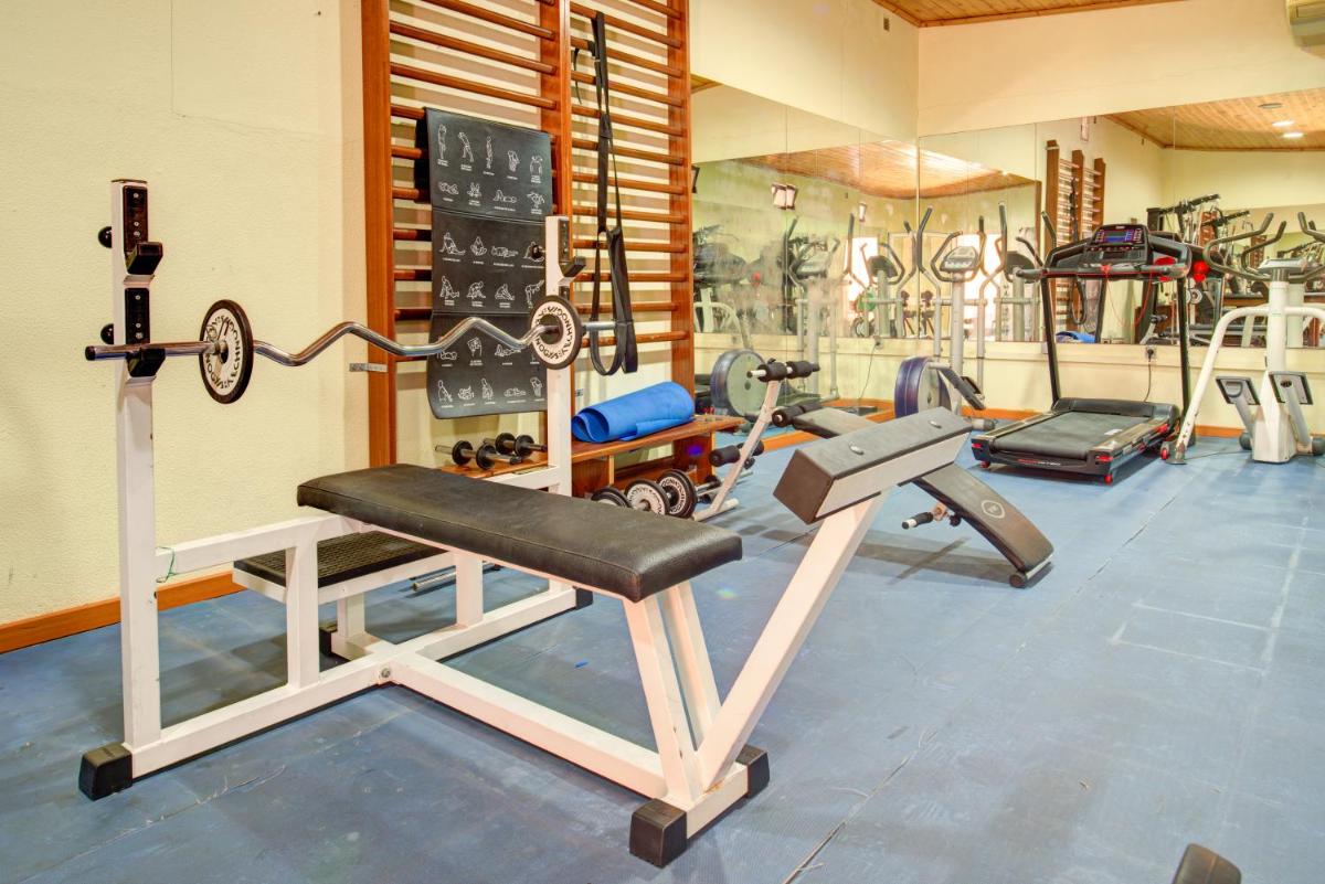 O centro de fitness e/ou as comodidades de fitness de Choromar Apartments