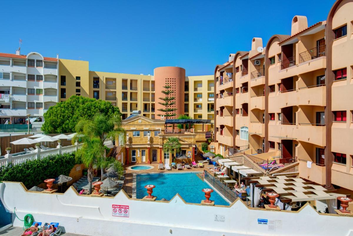 uma vista aérea de um resort com uma piscina e edifícios em Choromar Apartments em Albufeira